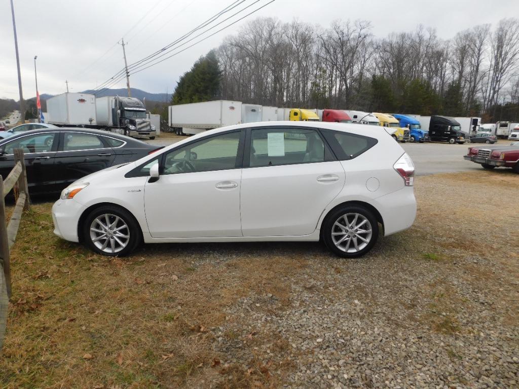 2012 Toyota Prius v Five's photo