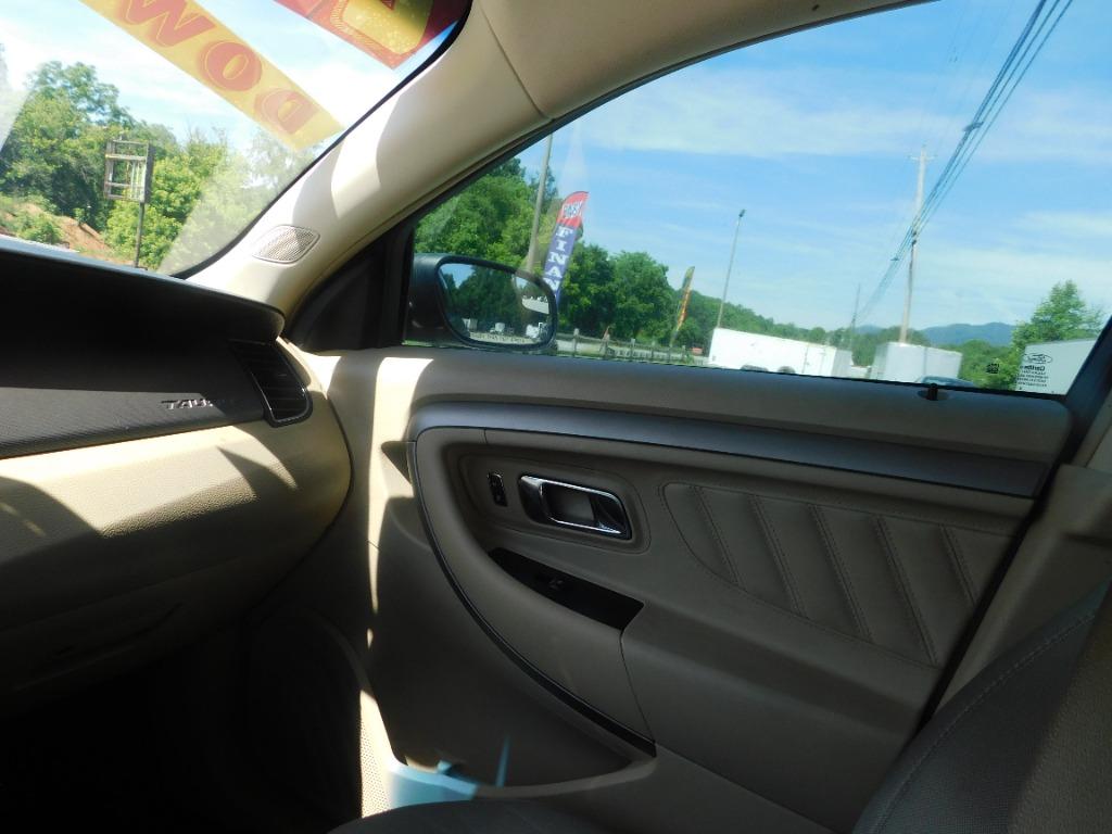 2013 Ford Taurus SE - Photo 18